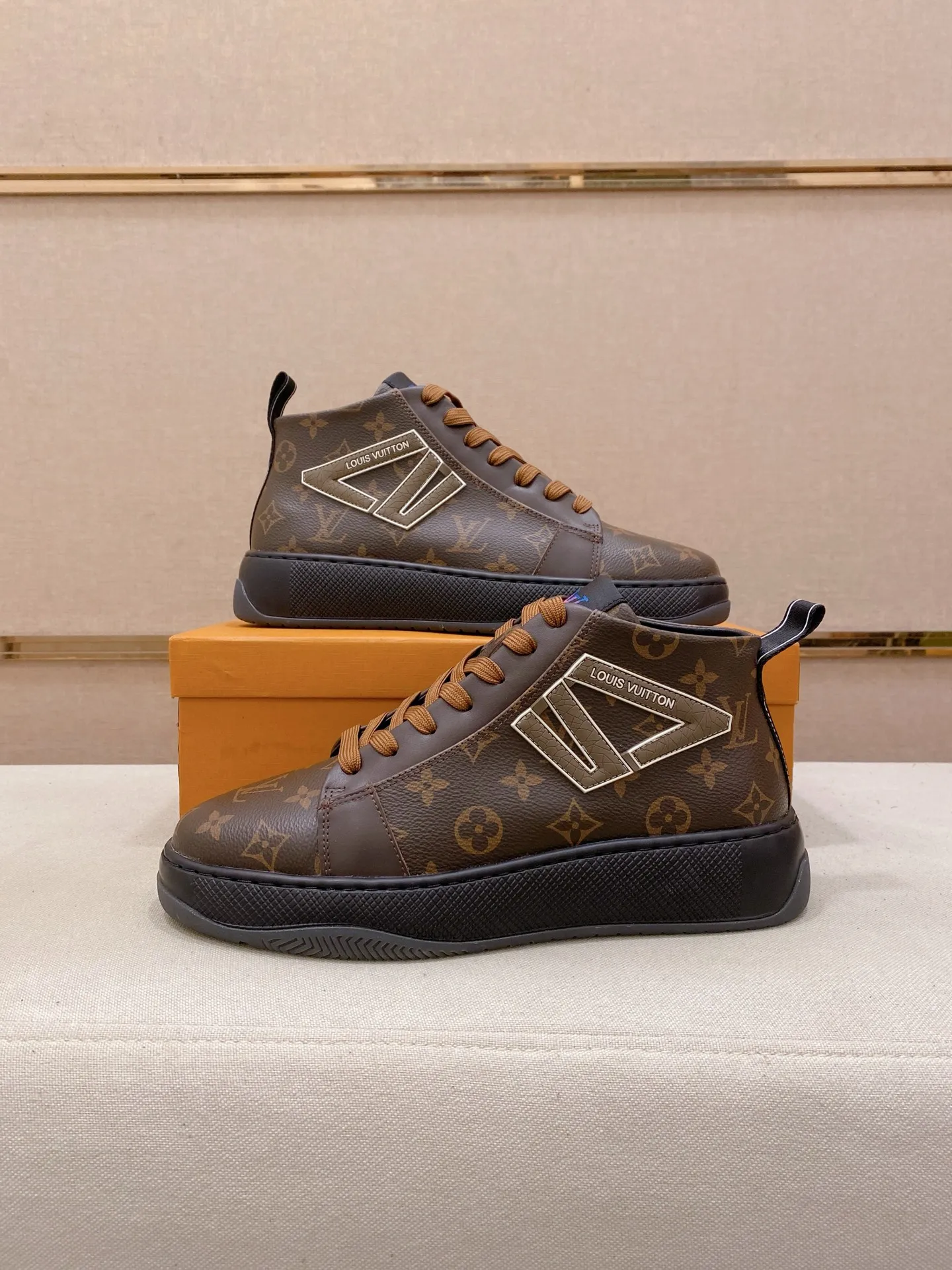 Factory price: 442💰🎉🎉LV~Louis Vuitton trendy men's shoes, new shipments, latest matching, same style as the official website, super high quality, hot selling in season [strong][strong][strong]Selected first-layer cowhide, comfortable sheepskin lining, original last, comfortable on the feet, wear-resistant rubber outsole, size: 38-44.